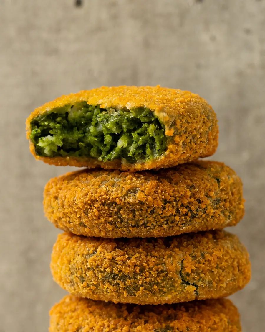 Bocaditos de espinaca BAS Frost apilados, uno abierto con el relleno verde a la vista