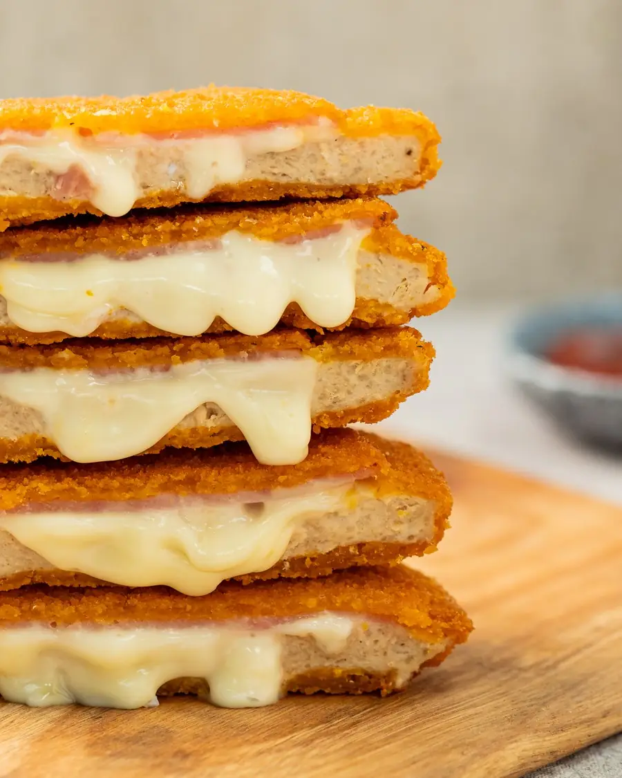 Medallones de pollo con jamón y queso BAS Frost apilados, con el queso derretido